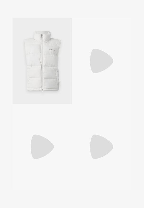 Witte puffer gilet met een hoge kraag, rits aan de voorkant, merklogo op de linkerborst en zijzakken. Glad textuur en gewatteerd ontwerp.; Een witte katoenen t-shirt met een ronde hals, korte mouwen en een klein zwart "Calvin Klein" logo op de borst. Eenvoudig ontwerp, geen patronen.; Zwarte wijde spijkerbroeken van denim, met een hoge taille, vijf-pocket stijl en een metalen knoopsluiting met contrasterende stiksels.; Zwarte leren instappers met een ronde neus, dikke getextureerde zool en minimale stikseldetails. Strak ontwerp zonder zichtbare veters of hardware.