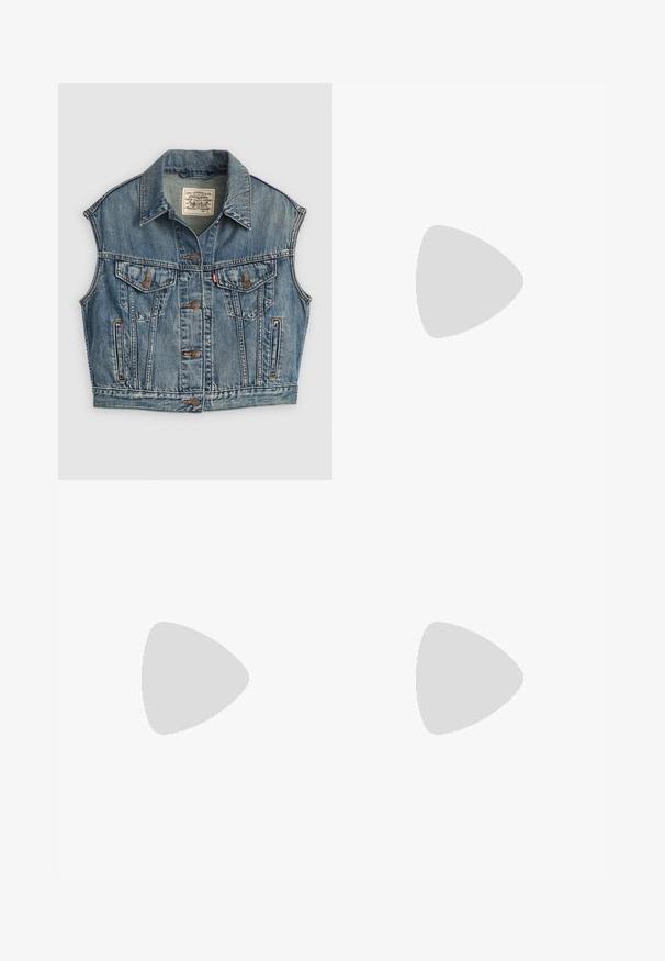 Kergedest denimvest heledsinise värviga, kraega, esise nupuvajutusega sulgemine, kaks rinnataskut nupukate klappidega ja külgtaskud. Nähtav kulunud tekstuur.; Kerge roheline pika varrukaga särk, millel on nööpidega eesolev sulgemine, krae, tekstureeritud kangas ja lipsu detailid mansettides. Sirge alläär.; Mustad lai jaladavad teksad, mis on valmistatud denimist, kõrge vöökohaga, esitaskutega ja ühtse õmblusega õmbluste ääres.; Pruunid sametist keskmise pikkusega saapad mustade kummist talladega, kantud paljaste jalgadega, saapaste varsi peal on nähtavad kerged kortsud.; Ovaalsed punased prillid, millel on selged läätsed ja sujuvad pruunid kered. Disainis on peened kõverad ja minimaalne riistvara.
