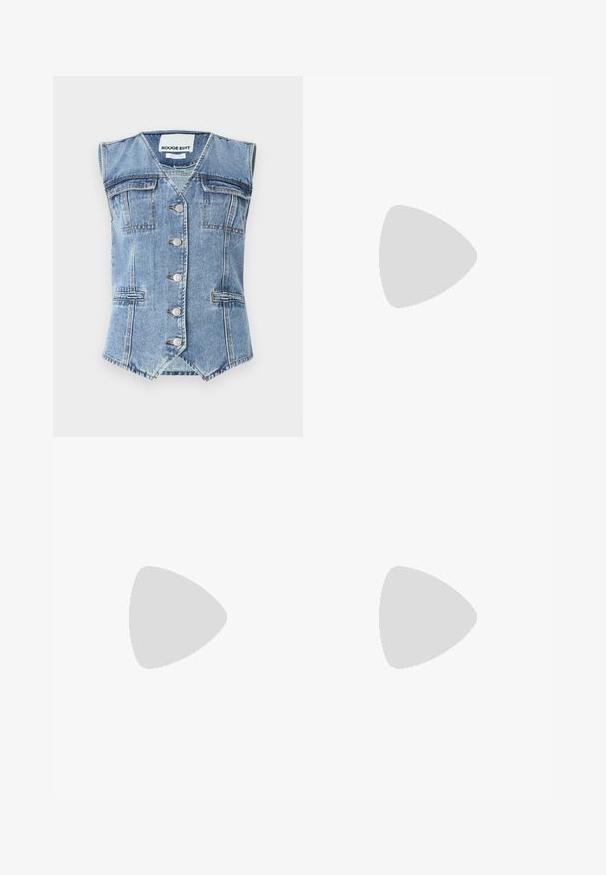 Denim prsluk u svijetloplavoj boji s bezrukavim dizajnom, šiljastim rubom, četiri džepa i srebrnim dugmadi sprijeda. Teksturna tkanina.; Dva bezrukavnih topa u crnoj i bijeloj boji. Izrađeni su od mekog, rastezljivog materijala s rebrastom teksturom i prilagođenim dizajnom. Imaju uske naramenice.; Crna plisirana suknja s visokim, rastezljivim pojasom. Izrađena od mekog materijala, s vertikalnim plisama koje stvaraju lepršav siluetu.; Smeđe sandale s otvorenom nožnom prstom i potpeticom, s glatkom, mat završnom obradom, koje imaju zakrivljen dizajn i prozirnu, suženu potpeticu.; Smeđa suknjena hobo torba s zakrivljenom, širokom ručkom i velikim otvorom. Mekana tekstura s vidljivim šavovima duž rubova.