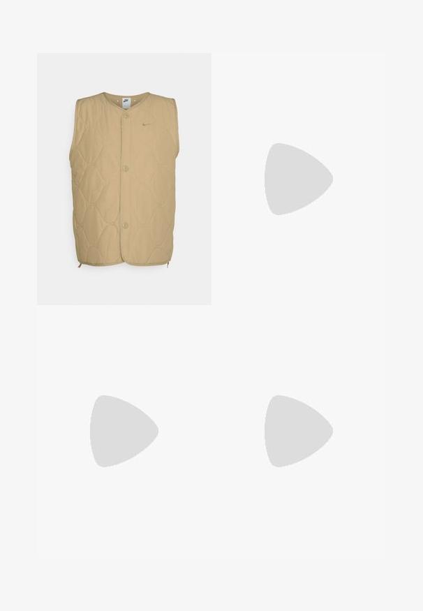 Nike Sportswear Väst - khaki; Ung person med flätat hår iklädd en ljusgrå Nike T-shirt och svarta Nike-shorts framför en enkel vit bakgrund.; Beiga cargobyxor i ett lätt bomullsmaterial. Har elastiska mudd, flera sidofickor och en knappstängning.; Vita lädersneakers med perforeringar, rund tå, platt sula och tjocka snörning, med en synlig swoosh-logga och "AIR" på hälen.