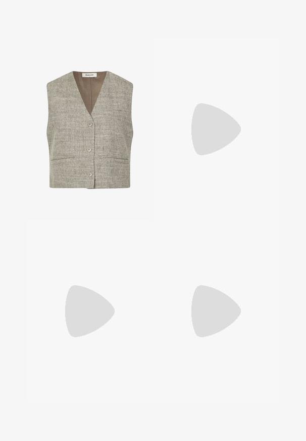 Pelēks teksturēts bezpieguļu veste ar V-veida kakla izgriezumu, priekšējām pogām un divām sānu kabatām. Audumam ir austs raksts neitrālā tonī.; Trīs garām piedurknēm apgrieztas blūzes, sakrautas, krāsās balta, bēša un blāvi tumši zila, ar apaļiem kakla izgriezumiem, uz gaiši pelēka fona.; Gaiši zili džinsi ar ciešu piegriezumu, vidēja augstuma vidukli, piecu kabatu dizainu un neapstrādātu apakšmalu pie potītēm. Zīmola marķējums redzams vidukļa apgabalā.; Melnas potītes zābaku ar spīdīgu apdari, kvadrātveida pirkstu un biezu bloku papēdi. Dizainā ir bezšuvju siluets un minimāla zīmola identitāte.; Sudraba metāla gredzenveida auskari ar matētu faktūru, ar apaļu dizainu un caurspīdīgu aizdari, lai nodrošinātu drošu valkāšanu.