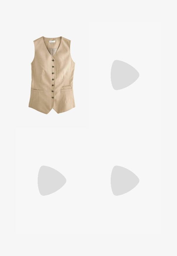 Next TAILORED  - Vesta - mink brown; Biely priliehavý top vyrobený z priečkovanej tkaniny s krátkymi rukávmi a nariasenými detailmi po stranách pre textúru a tvar.; Biele široké nohavice vyrobené z mäkkej látky, s pásekom na sťahovanie a dvoma prednými vreckami. Hladká textúra a bez viditeľných vzorov.; Biele tenisky s tromi zlatými pruhmi, šnurovací dizajn, gumená podošva, nosené s rebrovanými bielymi ponožkami a béžovými šortkami na modrom povrchu.