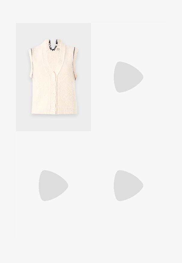 Kortærmet strikket vest, cremefarvet, knaplukning foran, ribbet nederste kant, bølget udskæring, struktureret stof med lodrette linjer.; Lyseblå kortærmet striktrøje med vertikal ribbet struktur og rund halsudskæring. Stoffet har subtile detaljer med en tætsiddende kant.; Lysblå bukser med brede ben og lodrette hvide striber. Fremstillet af glat materiale, med en frontplissé og et rent design af taljebåndet.; Sort læderballetsko med rund tå, glat tekstur, minimal syning og et fleksibelt såldesign.