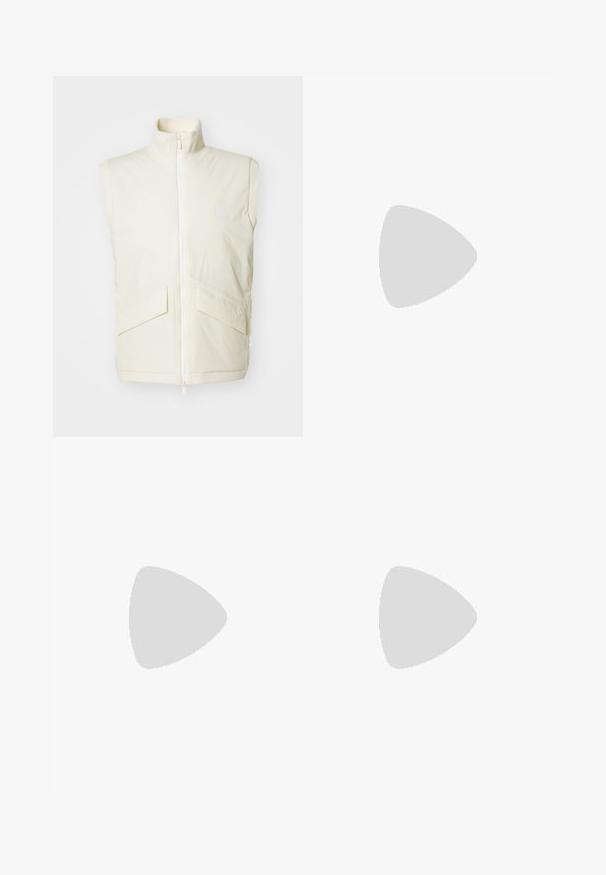 Cremefarbenes ärmelloses Weste mit hohem Kragen, Frontreißverschluss und zwei schrägen Taschen; glatte Textur und minimales Branding.; Weißes Baumwoll-T-Shirt mit Rundhalsausschnitt, kurzen Ärmeln und einer Brusttasche auf der linken Seite. Enthält ein kleines Logotag an der Seitennaht.; Weiße, plissierte Hose mit taillierten Schnitt, die eine glatte Textur, Gürtelschlaufen und schmal zulaufende Beine aufweist. Keine sichtbaren Taschen oder Muster.; Weiße Leder-Sneaker mit strukturierter Oberseite, runder Zehenform, minimalistischem Design und Gummisohle mit gestickten Details.