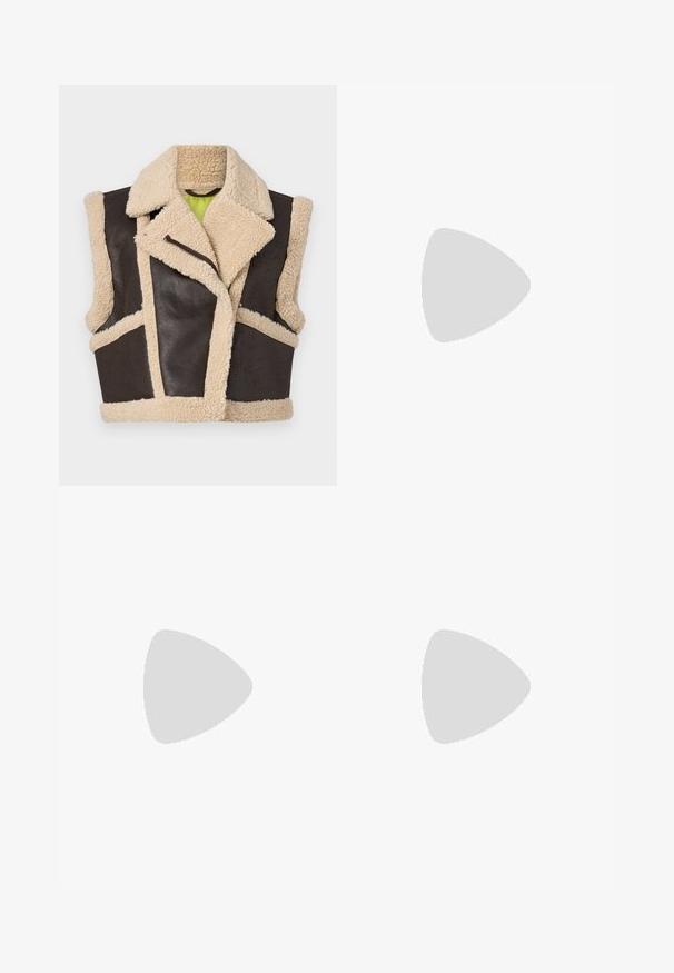 Brun lædervest med cremefarvede shearling-detaljer. Har en bred krave, cropped design og lynlås lukning. Teksturerede kontrastpaneler er synlige.; Mørkegrå, tætsiddende tanktop med rund halsudskæring og ærmeløs design, lavet af glat, strækbart stof. Ingen synlige mønstre eller accenter.; Stradivarius SMART CULOTTES WITH DARTS - Bukser - dark brown; Brune ruskinds højhælede sandal med åben tå, justerbar ankelrem og en stribet plade sål.; Brune skildpaddemønstrede briller med ovale linser, tynde arme og gennemsigtige accenter. Har et diskret logo på stangen. Slankt, let design.