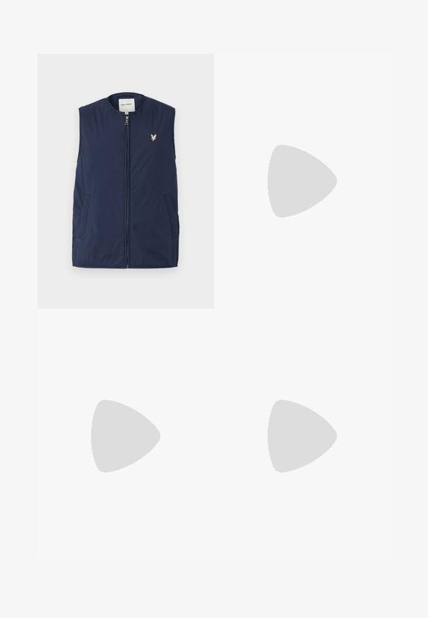 Lyle & Scott LIGHTWEIGHT FILLED GILET - Vesta - midnight navy; Čierne bavlnené tričko s krátkym rukávom a okrúhlym výstrihom, s diagonálnym ružovým potlačou loga "calvin klein" na prednej strane.; Čierne nohavice s voľným strihom, vyrobené z ľahkej látky. Majú elastický pás, zapínanie na gombík a dve predné vrecká.; Čierne tenisky s hladkou textúrou, s bielou gumovou podrážkou, zaoblenou špičkou a tónovaným šitím. Šnurovací dizajn s pútkom na päte.