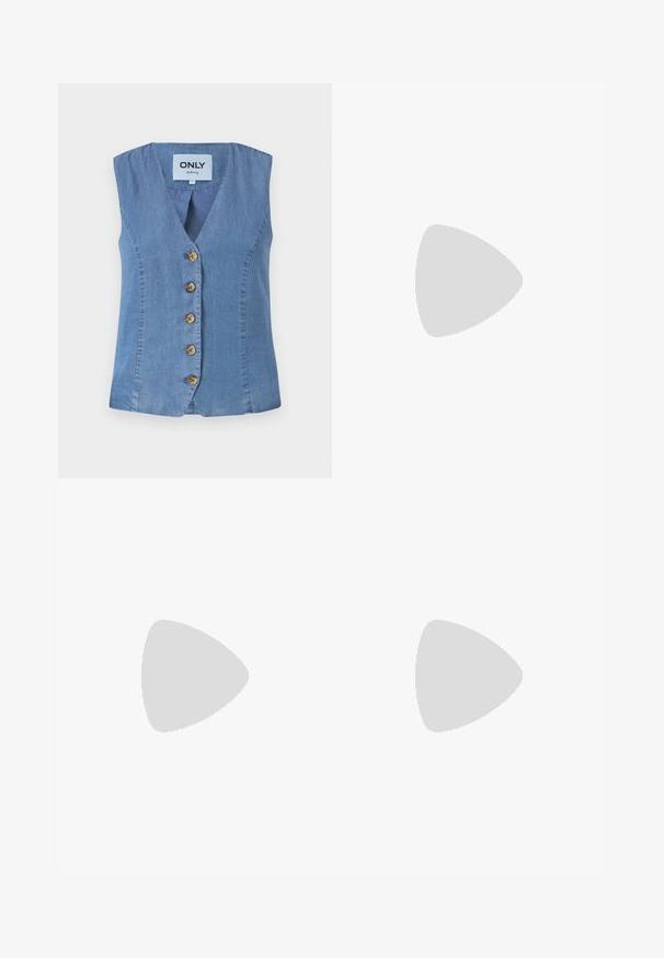 Denim brezrokavni bluzon z V-izrezom, ki ima pet rjavih gumbov spredaj, svetlo modre barve in gladko teksturo.; Tri majice bez rukavov v modri, črni in beli barvi. Tkanina je rebrasta z okroglo ovratnikom. Vsaka majica ima oznako "even&odd."; PULL&BEAR Kratke hlače iz džinsa - blue denim; Rdeče lakirane usnjene čevlje s kvadratnim nosom, nizko peto in gležnjarjem, v kombinaciji s svetlo zelenimi širokimi hlačami. Gladka tekstura, odsevna površina.