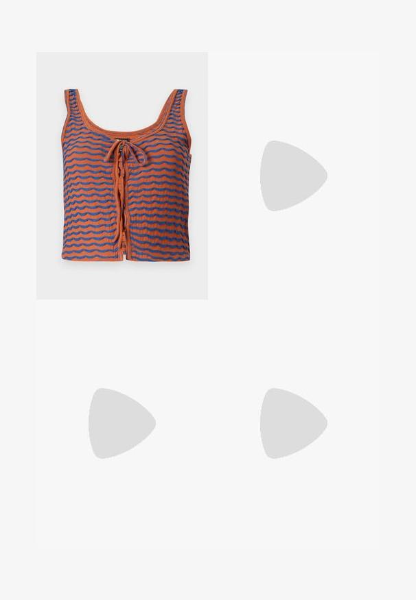 Orange bomullstopp med blå vågiga ränder, med en rundad halsringning och en knytning fram. Slät textur, kort design.; Vit linne med tunna axelremmar, tillverkad av ribbat bomullstyg, med en rak halsringning och en ren avslutning i fållen.; Mörkblå denimjeans med vid ben-design, som har fem fickor och en framknäppning. Slät textur och klassiska sömnadsdetaljer.; Leopardmönstrade sneakers med överdel i beige mocka, tan gummisula och vita detaljer. Rund tå och snörning med en strukturerad finish.