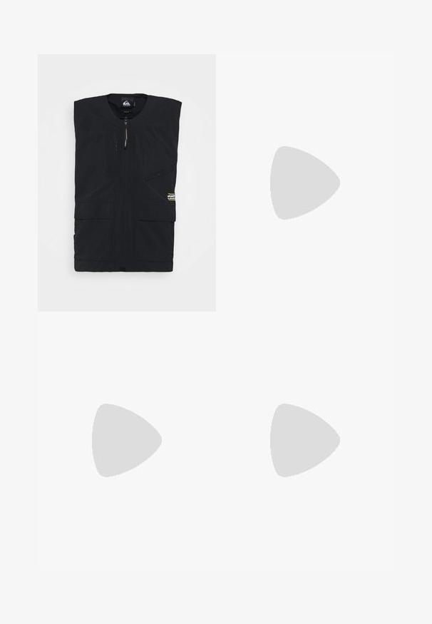 Colete preto sem mangas feito de tecido leve, com um fecho na frente, dois bolsos grandes e um detalhe de logotipo no canto inferior.; T-shirt preto de manga curta com detalhes em branco nas três listas nos ombros e um pequeno logo branco no peito. Textura do tecido suave.; Calças desportivas brancas com uma textura suave, apresentando desenhos curvos pretos nas laterais e um logótipo preto perto da cintura.; Sapata atlética preta com riscas brancas, parte superior em malha, biqueira arredondada e sola acolchoada. Apresenta um calcanhar texturizado e um sistema de atacadores seguro.