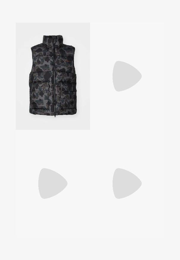 Padded camo vesta v tmavozelenej, čiernej a sivej farbe. Má vysoký golier, predný zips a dve veľké predné vrecká.; Biely bavlnený tričko s krátkymi rukávmi, s čiernym potlačeným dizajnom, ktorý znie "LEN NA OFICIÁLNE POUŽITIE" vedľa loga Nike na ľavej strane.; Svetlosivé široké nohavice vyrobené z bavlny. Majú predné vrecká a zapínanie na gombík. Hladká textúra so subtílnymi vertikálnymi pruhmi.; Tenisky s svetlo béžovým syntetickým zvrškom, bielymi šnúrkami a viditeľným tlmením. Majú hladkú podrážku a jemné bočné akcenty.