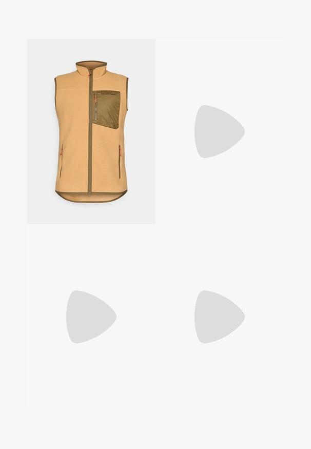 Fleece vest in lichtbruin met een geperforeerde donkergroene borstzak. Voorzien van twee zijzakken en oranje ritsstoppers. Met een opstaande kraag.; Korte mouw polo in lichtgrijs met een subtiel ruitpatroon, drie knopen en een klassieke kraag. Voorzien van een zwarte label en een zijventilatie.; Lichte, grijze sportbroek met zwarte accenten. Elastische tailleband, trekkoordsluiting, taps toelopend ontwerp en zijzakken.; Grijze en zwarte trailrunning-schoen met een textuur bovenkant, zichtbaar vetersysteem en robuuste buitenzool. Bevat oranje accenten en branding.