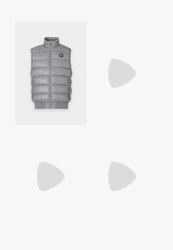 Šedá péřová vesta s vysokým límcem, zapínáním na přední zip a dvěma postranními kapsami na zip. Vyrobena z hladkého, lesklého materiálu; žebrovaný lem.; Lacoste Jednoduché tričko - black; Bílé, plisované kalhoty s upraveným střihem, které mají hladkou texturu, poutka na opasek a zúžené nohavice. Bez viditelných kapes nebo vzorů.; Bílé kožené tenisky s kulatou špičkou, šněrováním vpředu a černým akcentem na patě. Na boku se nachází malé vyšívané logo krokodýla.