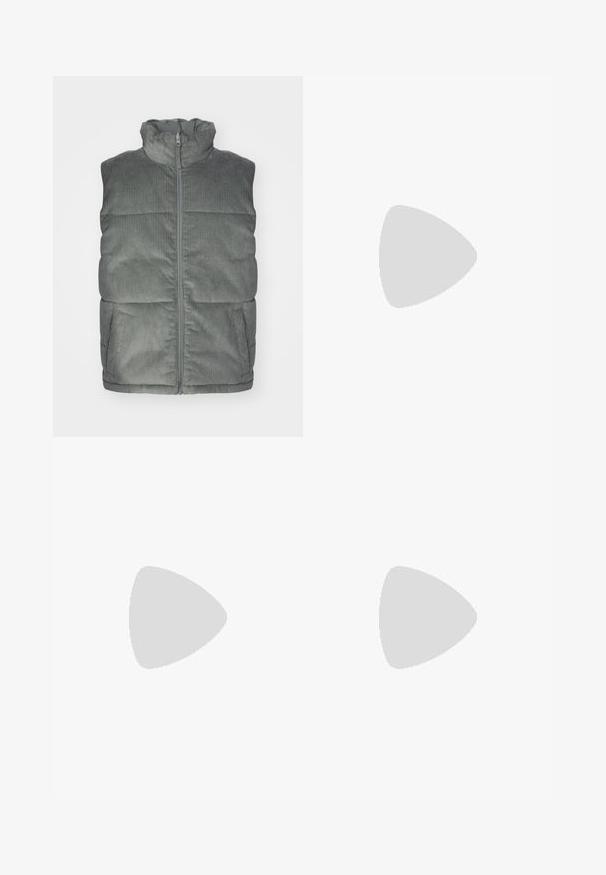 Vest puffer gri din corduroy, cu guler înalt, fermoar frontal și două buzunare laterale; prezintă o textură verticală cu nervuri și un design căptușit.; Tricou din bumbac negru cu guler rotund, mâneci scurte și tiv drept. Textură netedă; design simplu, nepornit.; Pantaloni bej, cu tăietură largă, dintr-un amestec de bumbac, cu închidere prin buton. Prezintă buzunare laterale și o textură subtilă. Detaliile cusăturilor sunt vizibile.; Adidași din piele albă cu un capac din cauciuc texturat pe vârf, trei dungi pe lateral și un guler căptușit. Șireturi plate albe și un design minimalist.; Ochelari de soare cu ramă metalică, dotati cu lentile ovale verzi. Ramă subțire din metal argintiu și ușițe negre. Design minimalist, fără logo-uri vizibile.