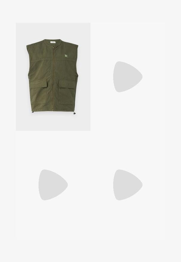 American Vintage RYGYBAY - Väst - kaki; Brun kortärmad t-shirt i mjukt tyg, med rund halsringning och avslappnad passform. Inga synliga mönster eller detaljer.; Bruna vida byxor med en slät textur, som har hög midja och framfickor. Tyget är lätt och flödar löst.; Beiga suède högklackade sandaler med ett brett framrem och ankelsrem, med en kraftig träblockklack med en strukturerad yta.