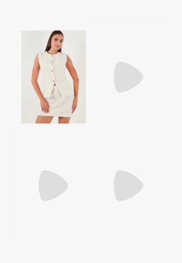 Hvid tweed to-dels sæt med en ærmeløs blazer, der har fem sølvknapper og en tætsiddende miniskirt. Glat tekstur og moderne design.; Hvid kortærmet t-shirt lavet af bomuld. Har en rund halsudskæring og en afslappet pasform. Glat tekstur uden synlige mønstre eller detaljer.; Bershka WIDE-LEG - Wide leg - light-blue denim; Brun læderklump med en bred rem og en kobberlås, der har en tekstureret korksål og en tyk sort gummisål.; Amberfarvet blomsteringe med en glat overflade og en rund midte, sammen med et matchende firkantet amberbånd.