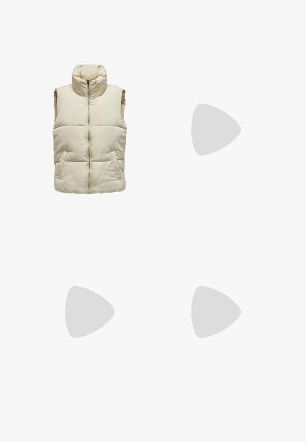 Gilet beige rembourré avec un col haut, fermeture éclair frontale et deux poches latérales. Présente un motif matelassé pour plus de texture et de chaleur.; T-shirt blanc à manches courtes en coton doux, avec un col rond et une coupe ajustée. Pas de motifs ni d'ornements visibles.; Pantalons de survêtement gris clair avec une coupe décontractée, taille élastique, cordelette de serrage et poches latérales ; fabriqués à partir d'un tissu doux et texturé.; Chaussure de sport Nike en blanc et rose clair. Présente un dessus en mesh et une semelle incurvée distinctive avec un amorti à air visible.