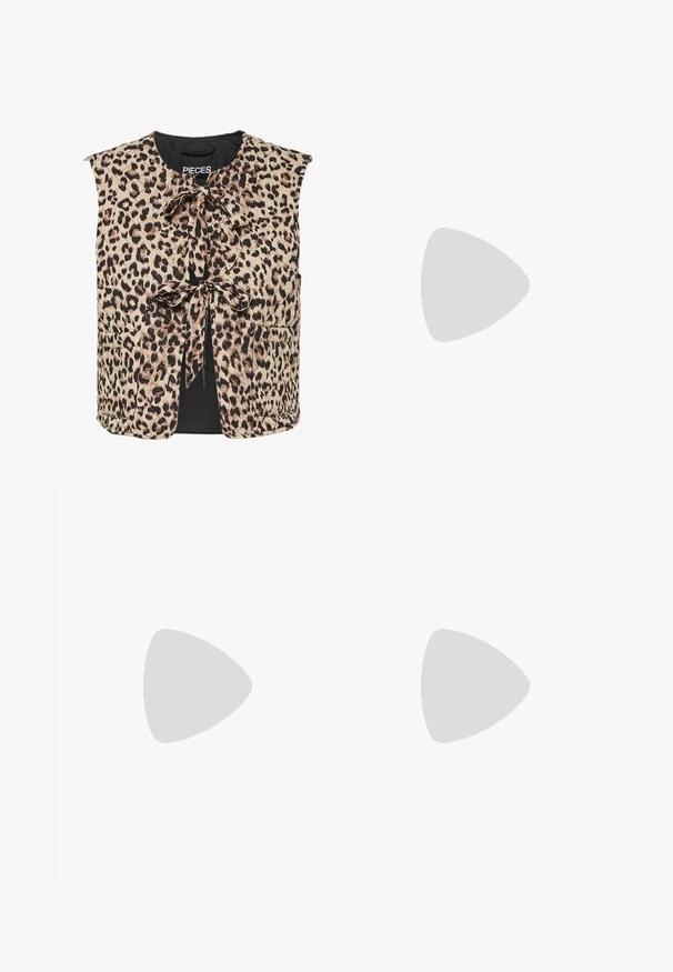 Prsluk s uzorkom leopard, koji ima vezanje na vratu, bez rukava i dva prednja džepa. Napravljen od laganog materijala s glatkom teksturom.; Crna majica kratkih rukava napravljena od rastezljivog materijala, s prilagođenim dizajnom i nabranim detaljima sa strane. Glatka tekstura, klasičan oblik.; Crne poliester hlače culotte s elastičnim pojasom, dva prednja nabora i širokim krojem. Nema vidljivih uzoraka ili metalnih detalja.; Crne lakirane sandale na pete sa kvadratnim nosom, trakama oko gležnja i srebrnim kopčama. Imaju čvrst blok petu za stabilnost.; Crna kožna torba s lukovitim oblikom, odvojivim remenom i zlatnim detaljima. Torba ima preklop s kopčom.