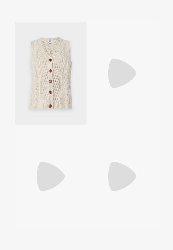 BDG Urban Outfitters BUTTON CABLE  - Mellény - cream; Fehér pamut póló rövid puffos ujjakkal, a ujjain kicsi ezüst díszítések találhatók. Klasszikus kerek nyakú, laza fazonú.; Bőszárú farmernadrág, világos és sötétkék árnyalatokkal, magas derekú, övgyűrűkkel és a nadrággal megegyező anyagú övvel. Textúrált farmer kivitel.; Sötétkék sportcipő, texturált szövet felsőrész, fehér platform talp, lekerekített orr és fekete sarok akcentussal. Hat fűzőlyuk található rajta.