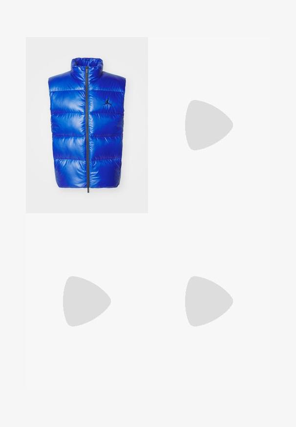 Gilet puffy blu con colletto alto, design a righe verticali, zip frontale, con logo Jordan nero sul lato sinistro del petto.; T-shirt bianca a maniche corte con dettagli azzurri, con grafica "Manchester Calling", motivo a nido d'ape e logo del Manchester City.; Jeans in denim azzurro chiaro con design a gamba dritta, caratterizzati da una vita media, cinque tasche e chiusura con bottone e zip.; Mocassino in pelle nera con un'accento a frange, dotato di una suola nera spessa e cuciture gialle lungo il bordo. Finitura testurizzata.; Collana in metallo argentato a tre strati caratterizzata da catene sottili e flessibili con una leggera lucentezza, fissata con un gancio a molla e una catena regolabile.