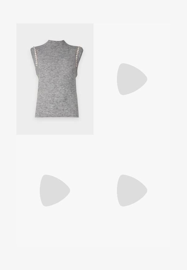 Copenhagen Muse CMIBRA - Väst - light grey; Svart långärmad topp med utställda ärmslut, mjuk textur och avslappnad passform, med en enkel rund halsringning.; Breda byxor i mörkblått tyg med en slät yta, framfickor med veck och dekorativa öljett i guldton på sidofickorna.; Svarta mocka knähöga stövlar med klack, spetsig tå och slät, sömlös design mot en ljus, enfärgad bakgrund.