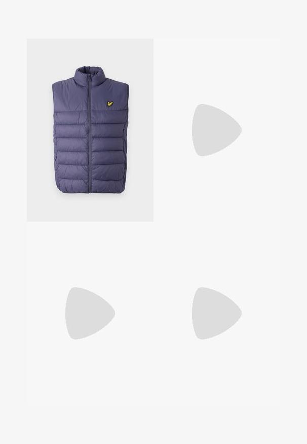 Gilet rembourré violet avec un col montant et une fermeture éclair sur le devant. Présente des coutures horizontales et un petit logo jaune sur le côté gauche.; T-shirt noir à manches courtes en tissu côtelé, avec un col rond et une silhouette simple et carrée.; Pantalons en denim noir avec une coupe droite, un design à cinq poches et une fermeture à bouton à l'avant. Texture lisse avec des détails de couture minimaux.; adidas Originals GAZELLE - Chaussures de football en salle - real madrid/bluebird/footwear white/crew yellow