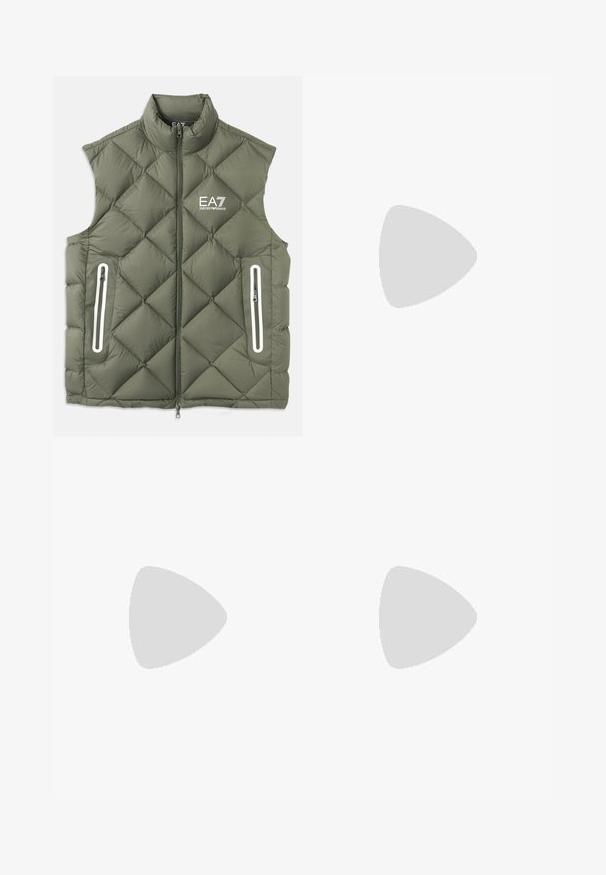 Olive zelena prešita puffer brezrokavnik z visokim ovratnikom, sprednjim zadrgo in dvema žepoma z zadrgo. Z belimi poudarki in logotipom na prsih.; Bela bombažna majica s krožnim izrezom in kratkimi rokavi, s pozlačenim logotipom EA7 Emporio Armani natisnjenim spredaj.; Črne športne kratke hlače iz mehkega blaga, z elastičnim pasom in majhnim rumenim logotipom EA7 na spodnjem levem delu noge.; Bela teniska z gladkim usnjenim zgornjim delom, okroglim nosom, vezalkami, teksturiranimi stranskimi poudarki in debelim gumijastim podplatom. Minimalističen dizajn.