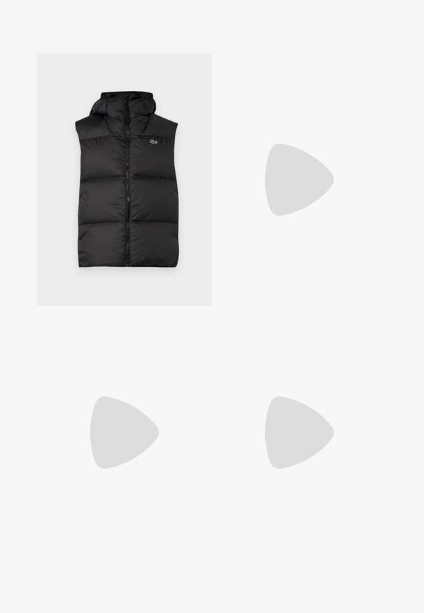 Chaleco inflado negro con capucha, que cuenta con una cremallera central y un pequeño logo. Hecho de un material brillante y aislante con un diseño acolchado.; Camiseta de algodón negra de manga corta, con cuello redondo y un pequeño logotipo verde en el bolsillo izquierdo del pecho. Diseño simple, ajuste regular.; Pantalones negros con un diseño de pierna recta, confeccionados con una tela suave. Cuentan con una cinturilla elástica y un cierre de botón.; Zapatillas Lacoste en blanco y negro con una parte superior de cuero texturizado, que presentan un diseño con cordones y una suela de goma blanca. Combinadas con jeans oscuros.