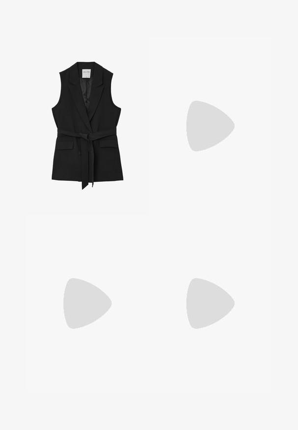 Schwarze Weste mit strukturiertem Design, ausgestattet mit einem Reverskragen, doppelten Knöpfen, Fronttaschen und einem Stoffgürtel zum Verschließen.; Schwarzes Baumwoll-T-Shirt mit kurzen Ärmeln, das ein kleines pinkes Schmetterlingsmotiv auf der linken Brust zeigt. Crewneck-Design mit einem entspannten Schnitt.; Schwarze Polyester-Culotte mit einem elastischen Bund, zwei vorderen Falten und einer lockeren Silhouette. Keine sichtbaren Muster oder Hardware-Details.; Schwarze patentierte Sandalen mit Absatz, quadratischer Spitze, Knöchelriemen und silbernen Schnallen. Mit einem stabilen Blockabsatz für mehr Stabilität.