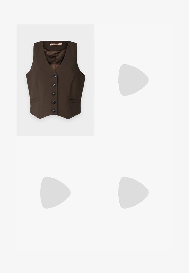 Rue de Femme HANANE VEST - Strukirani kaput - bitter chocolate; Dva crna majice dugih rukava s V-izrezom, izrađene od mekanog, rastezljivog materijala, s glatkom teksturom i prilagođenim oblikom.; Crne hlače širokih nogavica s visokim strukom, s dugmadi na pojasu i prednjim nabora.; Smeđe kožne sandale s dva široka remena i stražnjim remenom, s ravnim potplatom, suptilnim detaljem šivanja i metalnim kopčanjem.