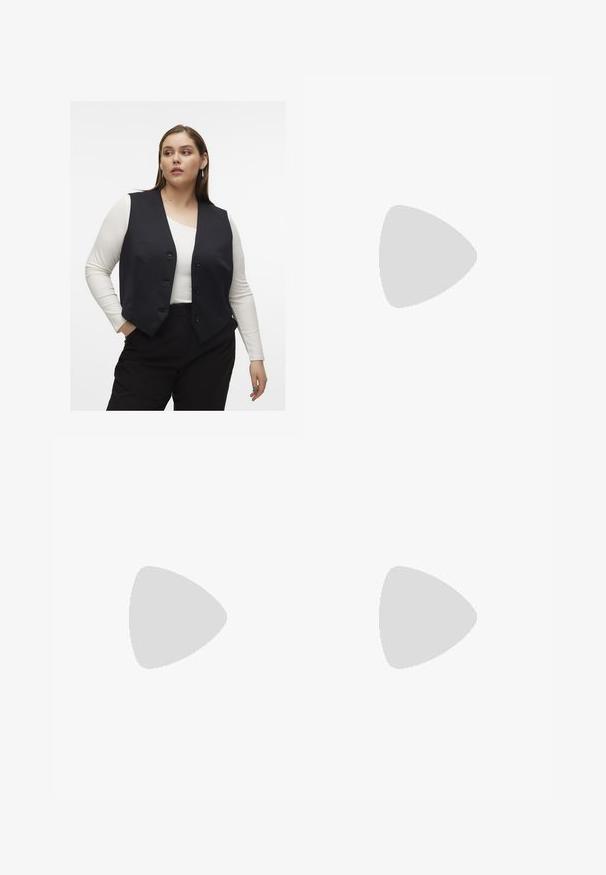 Vero Moda Curve VMCCADENCE TAILORED WAISTCOAT - Brezrokavnik - black; Bela bombažna majica s krojem na vratu in kratkimi rokavi, ki ima sproščen kroj in minimalističen dizajn. Oznaka vidna na vratu.; Črne široke hlače iz gladkega materiala, z visokim pasom, sprednjimi pregibi in brez okrasnih elementov v čistem, prirejenem dizajnu.; Črne visoke tenisice z belimi vezalkami in gumijastim zaščitnim vrhom. Pogrnjen debel bel podplat z teksturiranim rjavim zunanjim podplatom, obute z mornarskimi črtastimi nogavicami.