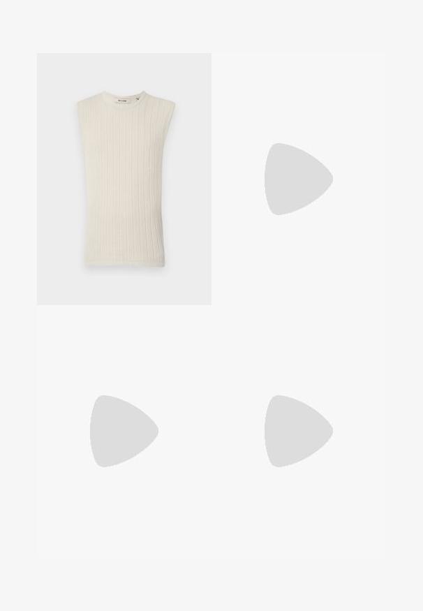 Ärmelloses, hellbeiges, geripptes Stricktop mit rundem Ausschnitt und strukturiertem Stoff, das ein minimales und figurbetontes Design aufweist.; Kurzärmliges Poloshirt aus leichtem, weißem Rippstoff, mit klassischem Kragen und geradem Saum. Minimalistisches Design ohne Verzierungen.; Dunkelbraune maßgeschneiderte Hosen mit vorderen Falten, Gürtelschlaufen und einem Knopfverschluss an der Taille.; Braune Wildlederslipper mit runder Zehenpartie und einer niedrigen schwarzen Gummisohle, die über einen dekorativen Riemen und Nähte auf dem Obermaterial verfügt.