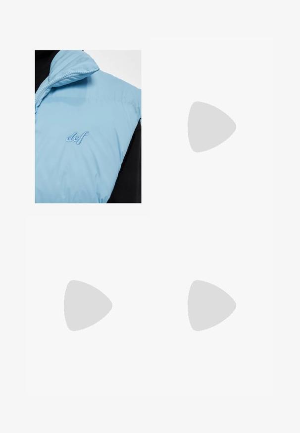 Lysblå puffervest med en lynlåskrave, prydet med broderet "def"-logo i blødt blå, kombineret med et sort tøj under.; Sort hoodie lavet af blødt stof med en frontlomme, oversized silhuet og hætte med snoretræk. Har ribbede manchetter og kant.; Grå bomulds-loungebukser med elastisk talje, snor og to sidelommer; lige ben-design, blød tekstur, uden mønstre.; Tan nubuck ankelstøvle med sort polstret krave, gyldne metaløjer, hvid syning detaljer og robust gummisål med udtalte slidbaner.; Solbriller med en slank, lys grå plastikramme, indpakningsdesign, mørke linser og en glat overflade. Har minimal branding på siden.