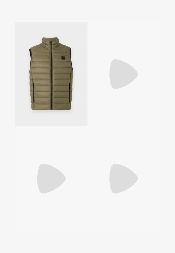 Oliven grønn puffervest med høy krage, frontglidelås og svarte sidelommer. Har horisontale sømmer og en logo-lapp.; Svart bomull t-skjorte med rund hals, korte ermer og hvit "BOSS"-logo sentrert på brystet. Glatt tekstur, avslappet passform.; Sorte sweatsbukser laget av mykt materiale med elastisk midjebånd, snor og avsmalnende bein. Har et lite logo på siden.; Svart løpetreningssko med teksturert overflate, lysegrå detaljer og tre horisontale striper i brunt. Har en hvit polstret såle.