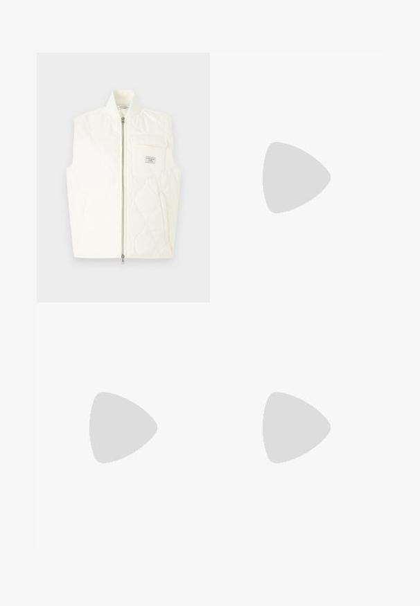 Gilet bianco trapuntato con colletto alto, zip frontale e tasca a toppa. Texture liscia con motivi di cucitura arrotondati.; T-shirt in cotone nero con maniche corte, colletto a girocollo e piccolo logo bianco "Calvin Klein" sul petto. Texture liscia, vestibilità classica.; Pantaloni bianchi a gamba larga realizzati in tessuto leggero, con una texture liscia, linee pulite e un design a vita alta.; Sneaker in pelle nera con punta arrotondata, suola piatta bianca e lacci neri. Presenta un logo sottile sul tallone e una texture liscia.