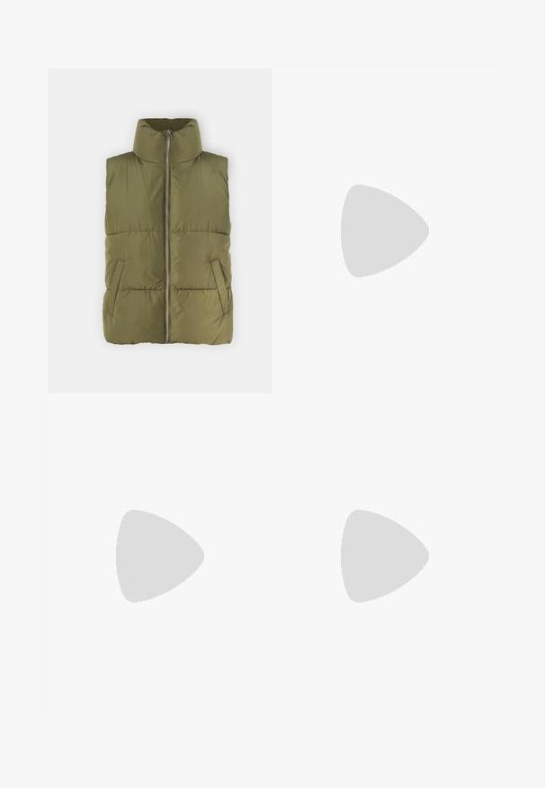 Colete puffer verde-oliva com gola alta, fecho frontal e bolsos laterais. Apresenta textura acolchoada e um design almofadado para isolamento.; Sweater cortado de cor creme com gola alta, corpo de ponto texturizado e mangas com padrão espinha de peixe. Feito de material de lã macia.; Jeans de cintura alta, largura larga, em azul claro, com fecho de botão, bolsos frontais, passantes para cinto e detalhes de desbotamento sutis.; Sapata desportiva branca com um topo texturizado que apresenta padrões subtis, forma arredondada e sola acolchoada, combinada com calças bege.