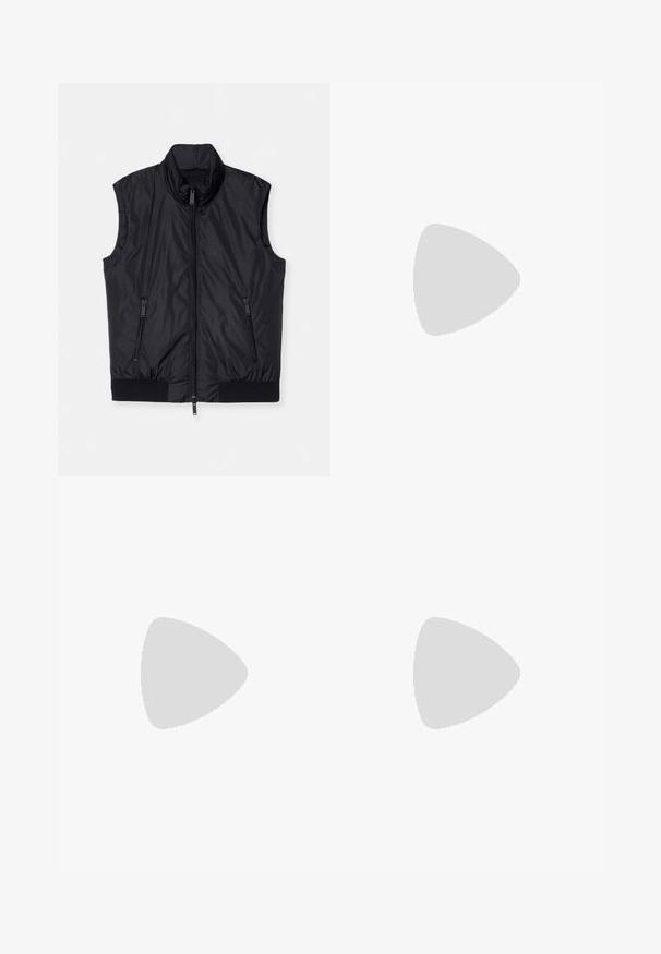 Črni brezrokavnik, podložen dizajn, visok ovratnik, sprednja zadrga, dva žepa z zadrgo na straneh, elastičen rob na dnu, gladka tekstura.; Bela bombažna majica s krožnim izrezom in kratkimi rokavi, s pozlačenim logotipom EA7 Emporio Armani natisnjenim spredaj.; Črne športne kratke hlače iz mehkega blaga, z elastičnim pasom in majhnim rumenim logotipom EA7 na spodnjem levem delu noge.; Bela usnjena športna obutev z gladko površino, okroglo prst, ravne vezalke in teksturiran podplat. Ima diskretno logo na peti.