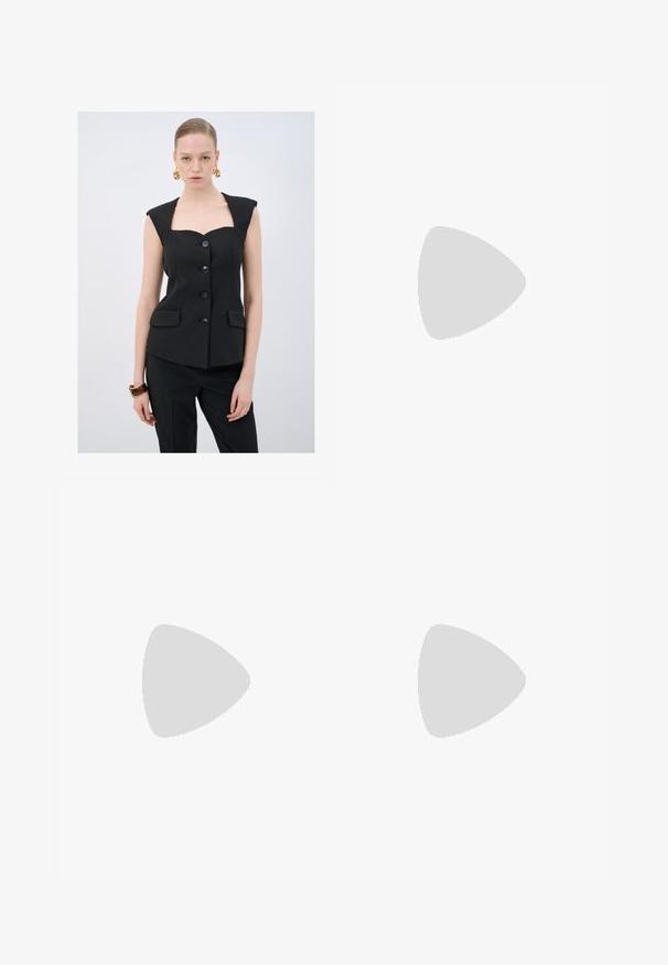 Svart tajt ärmlös topp med fyrkantig halsringning, fem knappar och två framfickor. Slät textur med strukturerad design.; Vit linne med ribbat mönster, rund halsringning, ärmlös design, figurnära passform, diskret logotyp på etiketten inuti halsringningen.; Vita vida jeans i bomullsdenim. Har en knapp- och dragkedjestängning, framfickor och diskreta sömmar längs sömmarna.; Svart högklackad pumpsko med spetsig tå, slät satinfinish och stilettklack. Designad med en subtil utskärning på sidan.; Svart läderhandväska med draperad topp, två axelremmar, guldfärgad hårdvara och en central cirkulär detalj. Slät textur, kompakt form.