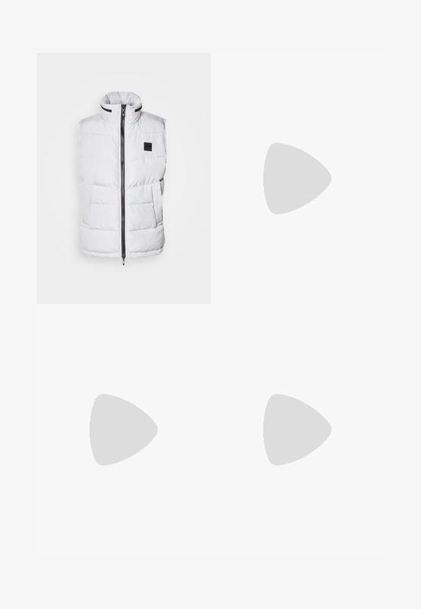 Baltas pūkinis liemenė su aukštu apykakle, užtrauktuku priekyje ir šoninėmis kišenėmis. Yra siuvinėta tekstūra ir prekės ženklą žymintis etiketė ant krūtinės.; Du žaidimų juodos polo marškiniai, trumpomis rankovėmis, pagaminti iš medvilnės, su klasikinėmis apykaklėmis, dviem mygtukais priekyje ir baltais dryžiais apykaklės viduje.; Juoda džinsinė kelnė su tiesiu kirpimu, penkių kišenių dizainu ir priekiniais mygtukais. Lygus paviršius su minimaliu siuvimo detalėmis.; Juodai odiniai įtvirtinimo batai su lygiu paviršiumi, siuvinėjimo akcentais, apvalia nosimi ir žemu guminiu kulnu. Pado raštas minimalus.