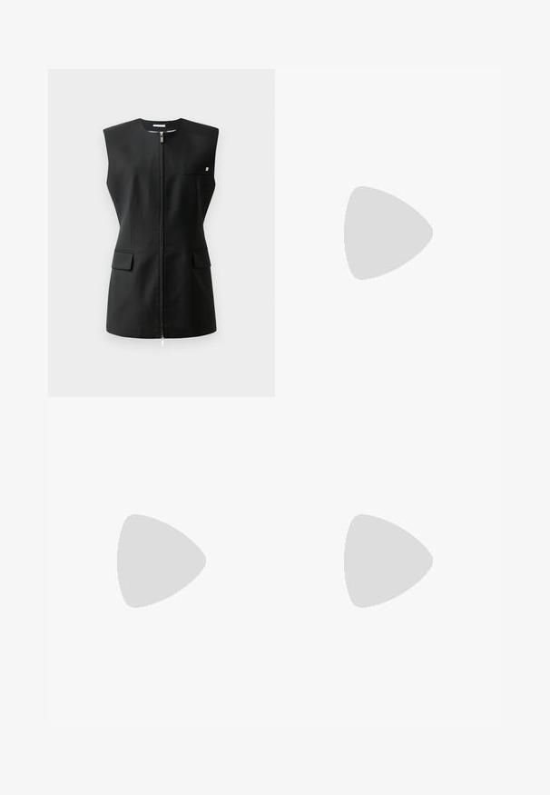 Veste sans manches noire avec fermeture éclair à l'avant, deux poches avant et un petit détail accentué. Fabriquée en tissu lisse.; Pull en tricot avec un motif en losanges beige et noir, avec un dégradé de couleurs. Encolure ras du cou et manches longues. Texture douce.; Pantalons noirs légers avec une coupe décontractée, dotés d'une taille élastique et de deux boutons sur le devant. Texture lisse avec un design à jambes droites.; Bottes en cuir noir arrivant jusqu'aux genoux avec un bout pointu et un talon aiguille fin. Texture lisse avec un design ajusté et des coutures au bord supérieur.