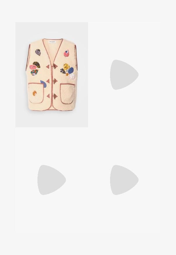 Lollys Laundry VEST - Chaleco - beige; Suéter negro de cuello alto hecho de un tejido de punto ligero. Presenta mangas largas, un diseño ajustado y una suave textura acanalada.; Pantalones negros de pierna recta, confeccionados en tejido plano, con frente liso, dos bolsillos laterales y una textura suave. Sin patrones ni adornos visibles.; Bota de vaquero de cuero marrón claro con punta afilada, patrones de espiral bordados en el tubo y un tacón bloque apilado. Cuenta con una pestaña de agarre para facilitar su uso.; Gafas marrones y rectangulares con lentes transparentes y tintes morados. Montura de plástico suave con patillas rectas y detalles sutiles.; Pendientes de aro de oro con forma irregular y texturizada. Presentan un cierre sin costuras y un acabado pulido, destacando un diseño moderno.