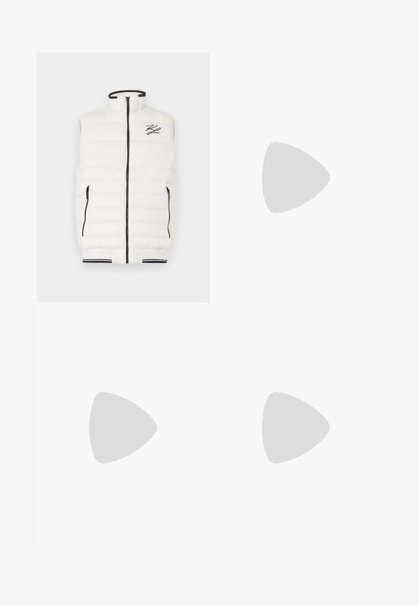 Balta pūkinė liemenė su aukštu apykakle, priekiniais užtrauktukais ir juodais akcentais. Apima dvi užtrauktukais uždarytus šoninius kišenes ir raštuotą apatinį kraštą su juostele.; Juodas medvilninis marškinėlis su apvalia iškirpte ir trumpomis rankovėmis. Išskirtinė balta logotipo tekstas kairėje krūtinės pusėje. Paprastas dizainas.; Juodi kroviniams skirti džinsai, pagaminti iš tvirto audinio, su tiesiu kojų kirpimu, šoninėmis kišenėmis ir mygtukų uždarymu.; Juodas odinis sportinis batelis su apvaliu nosies dizainu, raišteliais ir kontrastinga gumine sola. Šone ir gale yra iškilus prekės ženklas.