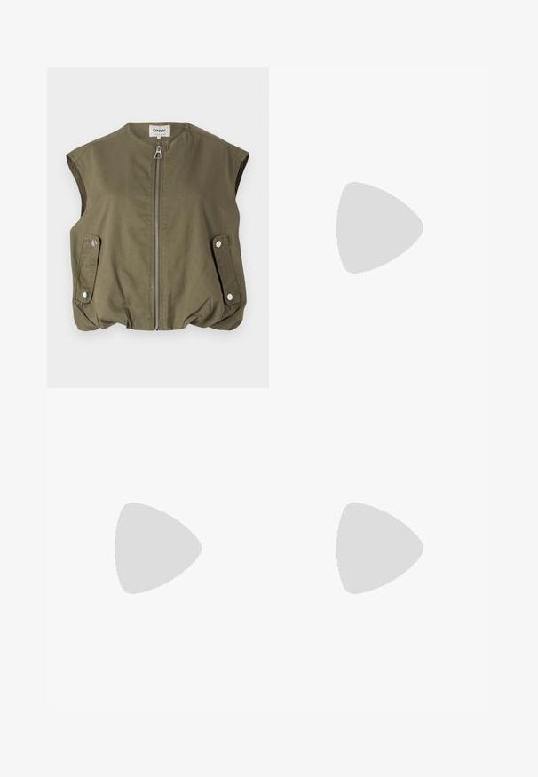 Oliven grøn ærmeløs vest lavet af letvægtsstof, med en frontlynlås, tryklåslommer og en samlet bundkant.; Sort cropped langærmet top lavet af ribbet stof, med en V-halsudskæring og en tre-knapslukning foran.; Sorte denim bredbenede jeans med et houndstooth-mønster i taljen. Funktioner inkluderer sidelommer og en knaplukning. Slidt tekstur.; Hvide lærreds sneakers med beige ruskindsdetaljer, perforeret tåboks, flade snørebånd og en struktureret cremefarvet sål. Har diskret branding på hælen.