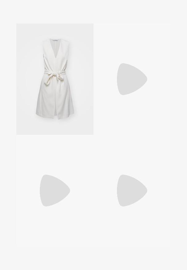 Max Mara Leisure KING - Vesta - ecru; Filippa K BRAID - Svetr - black; Béžové kalhoty na míru se rovný fit, s plizovanými detaily na přední straně, hladkou texturou a středním pasem. Bez viditelných kapes.; Černé kožené sandály na podpatku s náramkem kolem zápěstí, čtvercový otevřený špička, zlatý řetězový akcent v přední části a pevný blokový podpatek.