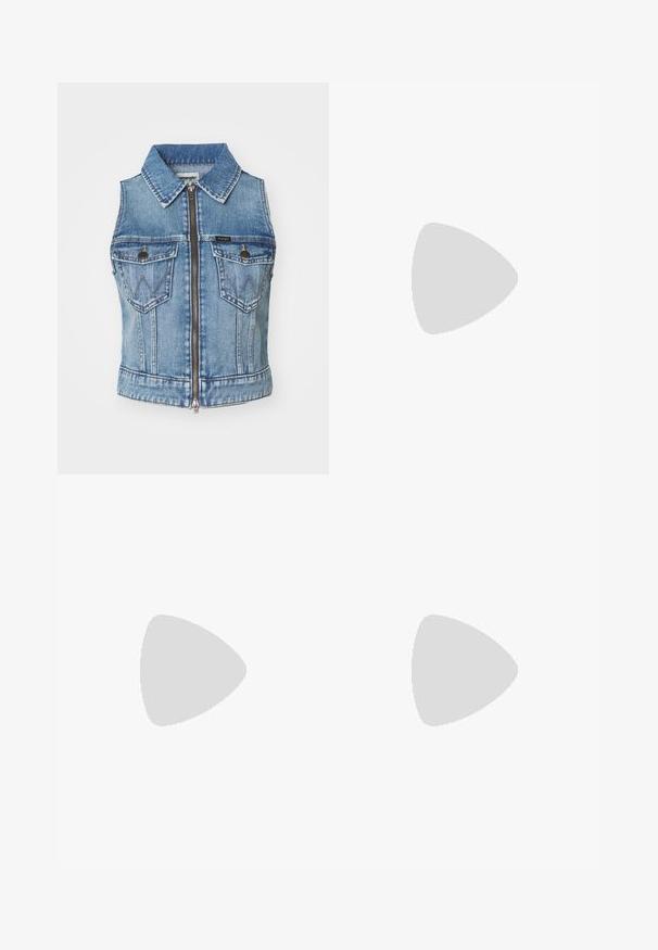 Gilet in denim blu chiaro con zip frontale, colletto, due tasche sul petto e cuciture a contrasto. Progettato senza maniche.; Top in cotone nero a maniche corte con orlo arricciato e dettagli con fiocchi sulle maniche. Presenta un colletto rotondo e una vestibilità rilassata.; Pantaloni neri a gamba larga con vita alta, dettagli con bottoni in vita e pieghe frontali.; Pump in pelle nera con punta affusolata e tacco basso a blocco. Presenta una cinghia alla caviglia con una fibbia in tonalità oro. Texture liscia.