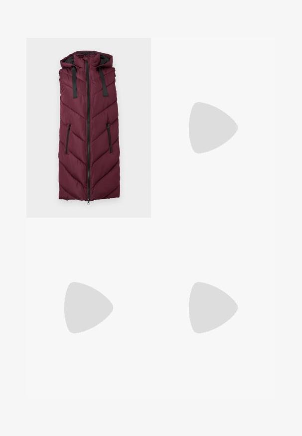Colete puffer bordeaux com capuz, apresentando um padrão de matelassé em ziguezague, fecho frontal com zipper e dois bolsos laterais com zipper.; Sweatshirt preto, com manga longa e corte curto, feito de tecido canelado, apresentando um decote em V e fecho de três botões na frente.; Jeans de ganga largos pretos com uma cintura em padrão pied-de-poule. Inclui bolsos frontais e fecho de botão. Textura desgastada.; Sapatilha de couro branca com detalhes em camurça bege, biqueira perfurada, atacadores planos e sola texturizada creme. Apresenta uma marcação subtil no calcanhar.
