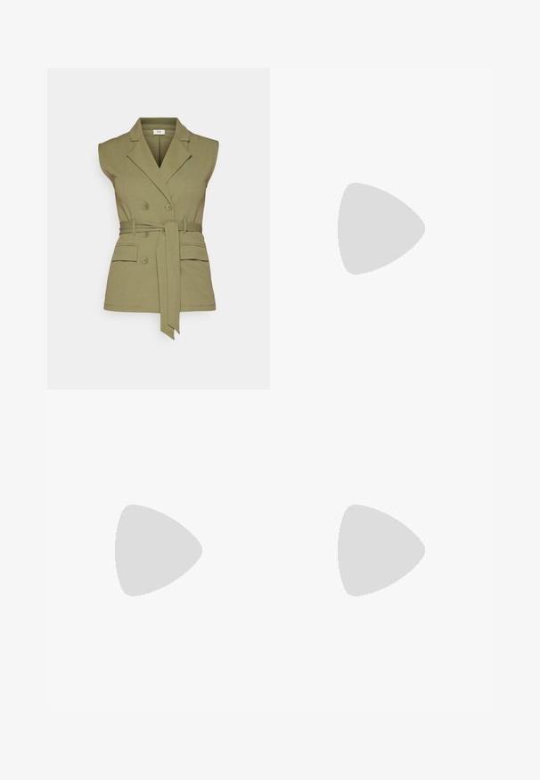 JDY JDYGIA LIFE BELT WAISTCOAT - Strukirani kaput - deep lichen green; Tri dugih rukava posložena: crna, siva i bijela. Svaka ima okrugli izrez i skrateni kroj s glatkom, laganom tkaninom.; Crne široke hlače od rastezljivog materijala, s visokim strukom i širokim rubovima s bočnim prorezima za dodatnu pokretljivost.; Sive suede tenisice s bijelim vezicama, crnim prugama i bijelim gumiranim potplatom. Imaju kružni logo na jeziku i gumeni potplat.