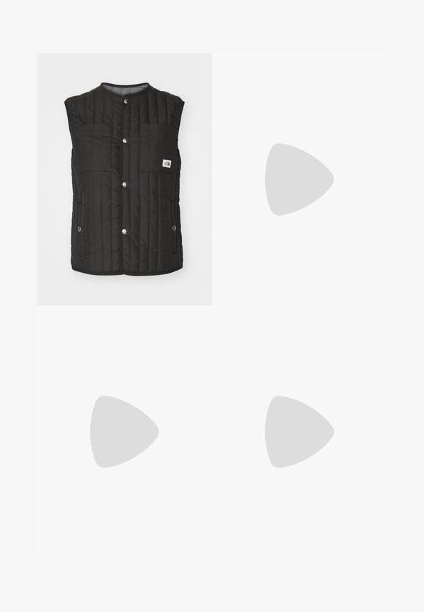 The North Face REVERSIBLE VISOKE - Strukirani kaput - black/smoked pearl; Bjela dugih rukava majica od pamuka, s okruglim izrezom i malim crnim Nike logotipom na prsima. Jednostavan dizajn, ležeran kroj.; Crne trenirke od mješavine pamuka, s elastičnim pojasom s vezicom, ravnim nogavicama i bijelim Nike logotipom na lijevoj strani.; Crno-bijele Nike niske tenisice imaju glatku kožnu gornjište, okrugli vrh, vezanje na vezice i uzorčeni gumeni potplat.