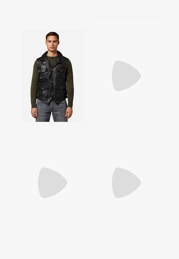 Schwarze Lederweste mit mehreren Fronttaschen und einem Kragen. Getragen über einem grünen Langarmshirt mit strukturierter Oberfläche.; Schwarzes, geripptes T-Shirt mit kurzen Ärmeln und Rundhalsausschnitt, das einen lockeren Schnitt und eine strukturierte Oberfläche bietet. Einfaches Design; keine Grafiken oder Akzente.; Schwarze Baumwollhose mit lockerem Schnitt, ausgestattet mit einem klassischen Bund, vorderen Falten und Seiten taschen. Glatte Textur ohne Muster.;  Schwarze Sneaker mit strukturiertem Obermaterial, ausgestattet mit Schnürsenkeln, Mesh-Akzenten für Atmungsaktivität, gepolstertem Kragen und einer stabilen Laufsohle.