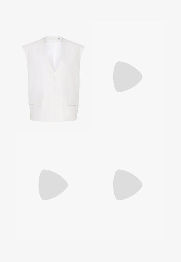 Valge ilma varrukateta vest sügava V-kaelusega, kolme nööbiga, kahe esikotiga ja siledast kangast viimistlusega. Lihtne disain kohandatud servadega.; Valge ribadega tanke, millel on ümmargune kaelus ja kitsad õlapaelad. Kaeluses kerge lilla silt. Suuremärgis on nähtav.; Kõrgelt vöödiga laia säärega teksad pleekinud sinisest denimist, millel on nööbiga sulgumine, vööaasad ja kaks esikotid.; Pruun suede ballett-kingad terava ninaga ja madala profiiliga. Omab siledat tekstuuri ja minimalismi disaini. Ei sisalda nähtavat riistvara ega aktsente.; Pruun nahast käekott, millel on struktureeritud kuju, ümar keha ja piklikud rombikujulised käepidemed. Varustatud hõbedase riistvaraga lukuga.