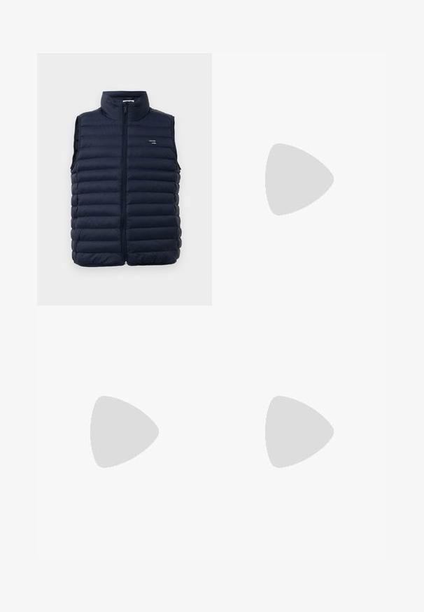 Ναυτικό γιλέκο με ψηλό γιακά, πλήρη φερμουάρ και ραμμένο σχέδιο. Διαθέτει κολλητική ετικέτα στην αριστερή περιοχή του στήθους. Ελαφρύ υλικό.; Λευκό βαμβακερό πουκάμισο μακρυμάνικο με στρογγυλή λαιμόκοψη, πλαϊνές σχισμές στο κάτω μέρος και λεία υφή, εμφανιζόμενο από πίσω.; Ανοιχτό μπλε τζιν παντελόνι με ευθεία γραμμή, πέντε τσέπες, κλείσιμο με κουμπί, ελάχιστη φθορά και αντίθετες ραφές.; Λευκό αθλητικό παπούτσι με άνω μέρος από λείο δέρμα και χαμηλό προφίλ. Διαθέτει στρογγυλεμένη μύτη, έξι τρυπούλες και υφασμένη καουτσούκ σόλα.